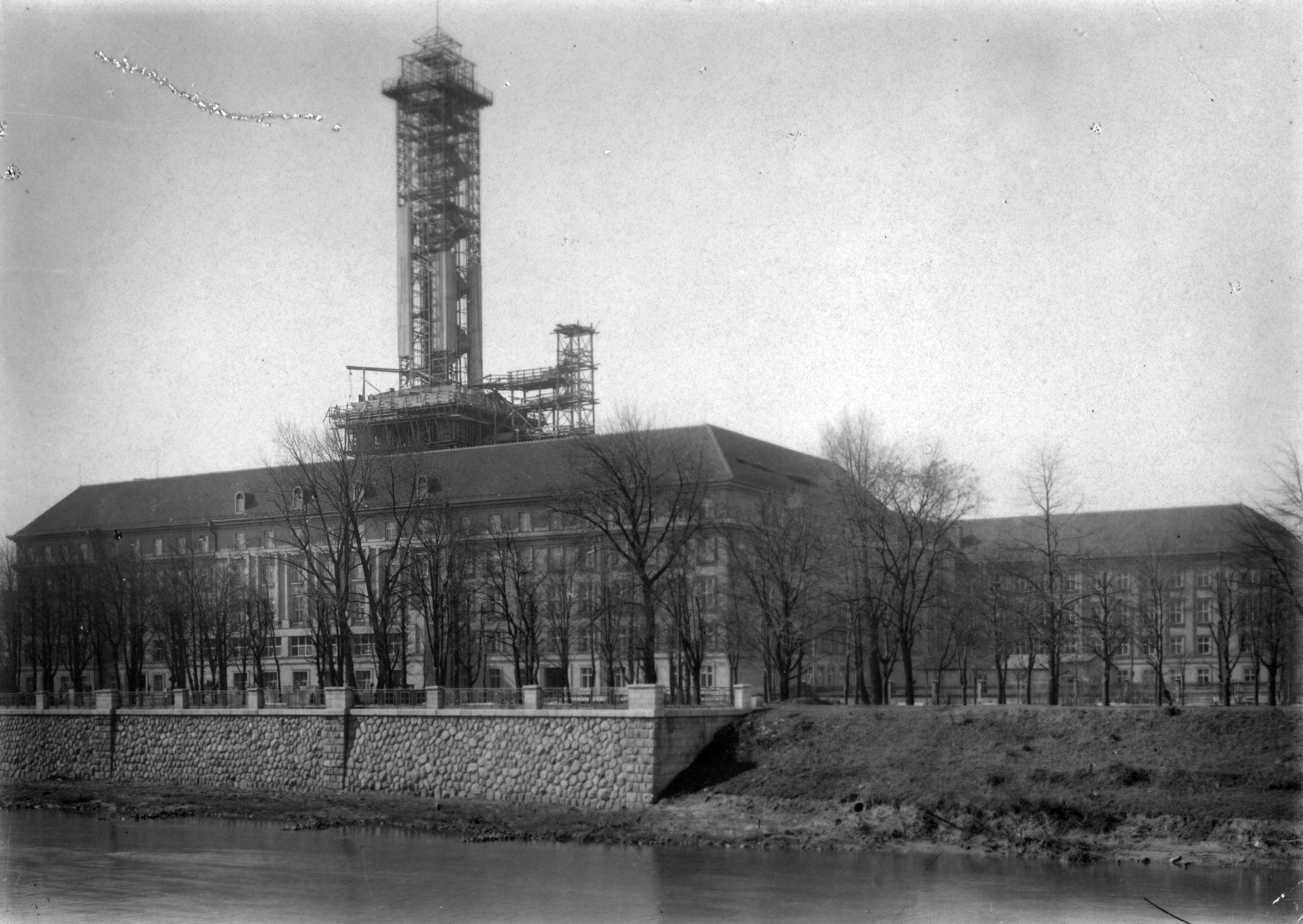 Výstavba věže Nové radnice na přelomu 20. a 30. let 20. století. Foto: AMO